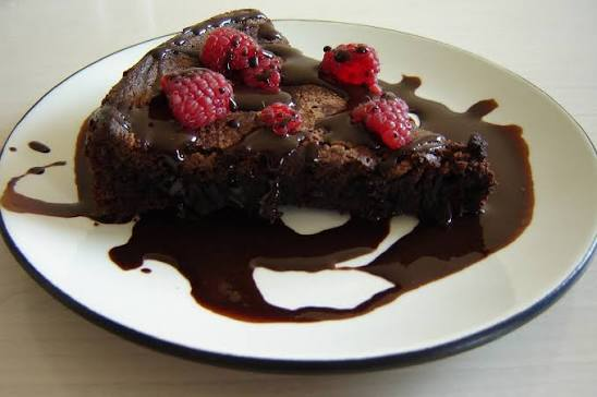 uma fatia de bolo de chocolate no prato representando Fatia de bolo para vender